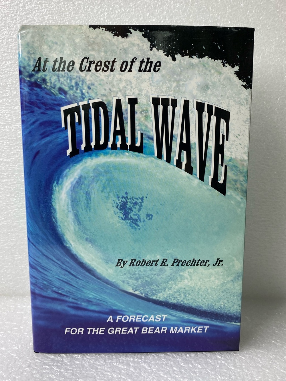 At the Crest of the Tidal Wave By Robert R.
Prechter Jr - Hardcover Book 1995